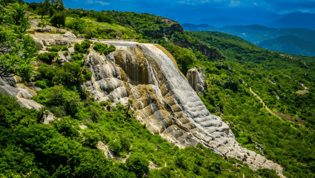 Reflejos Cristalinos: Piscinas Naturales de Hierve el Agua